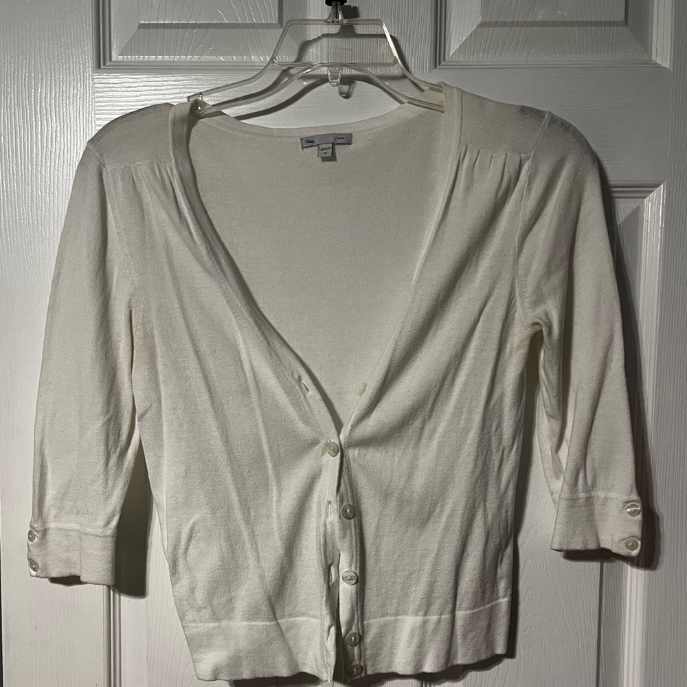 Adorable white vintage cropped GAP short sleeve cardigan with buttons!!